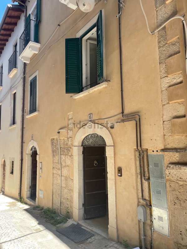 locale commerciale in vendita a L'Aquila in zona Centro Città