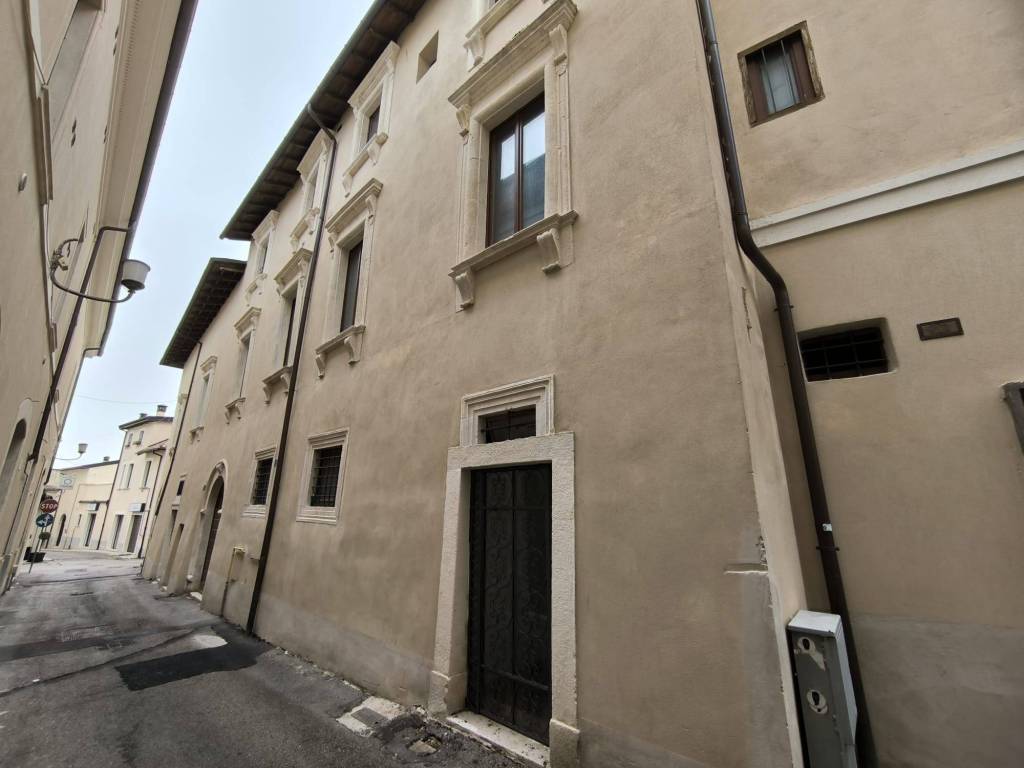 negozio in vendita a L'Aquila in zona Centro Città