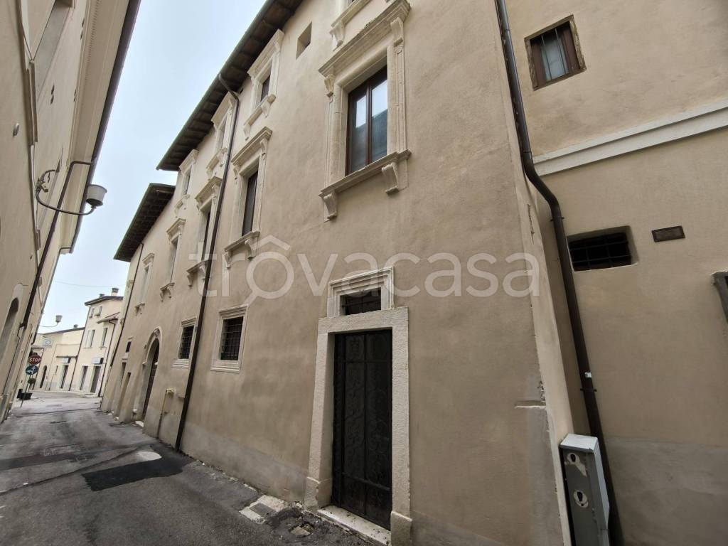 negozio in vendita a L'Aquila in zona Centro Città