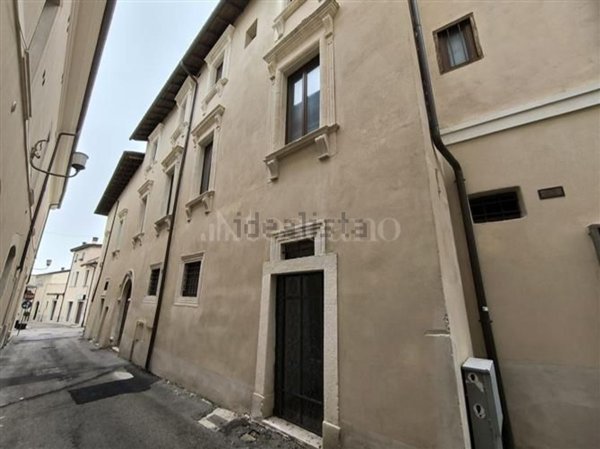 locale commerciale in vendita a L'Aquila in zona Centro Città