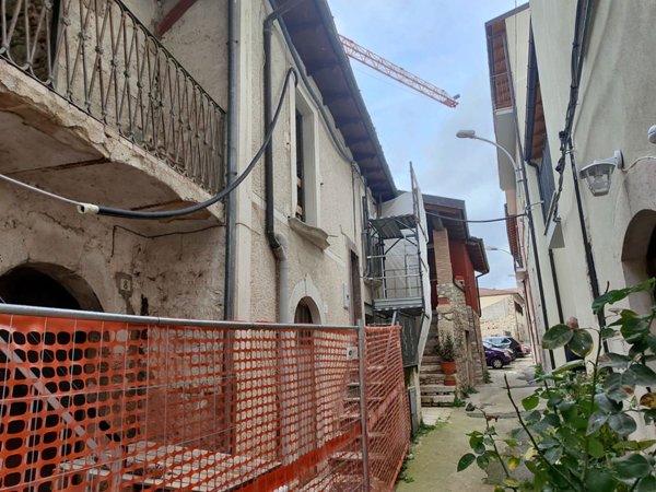 casa indipendente in vendita a L'Aquila in zona Paganica