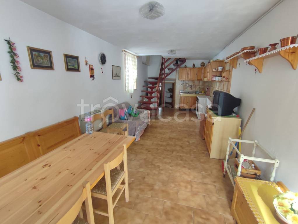 casa indipendente in vendita a L'Aquila in zona Collebrincioni