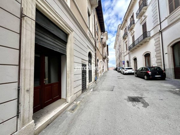 negozio in vendita a L'Aquila in zona Centro Città