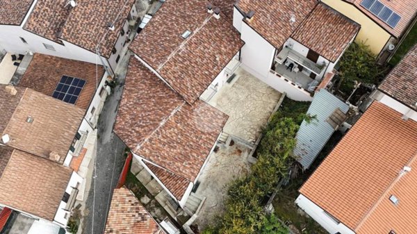 appartamento in vendita a L'Aquila in zona Monticchio/frazione Bagno