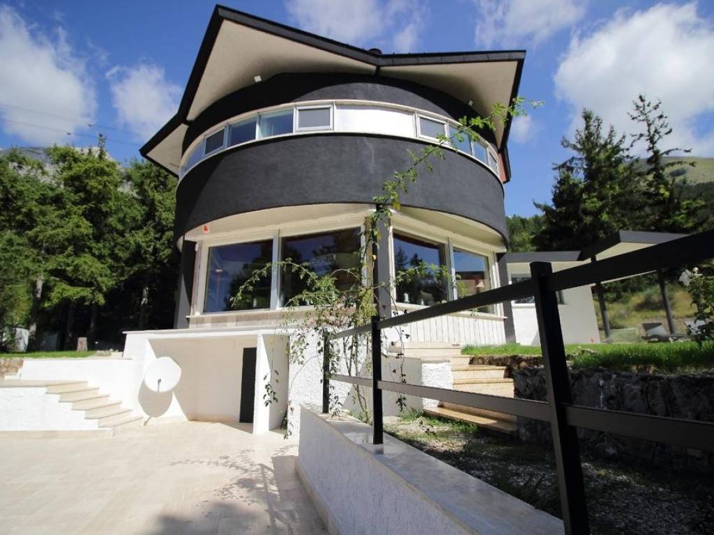 casa indipendente in vendita a L'Aquila in zona San Sisto