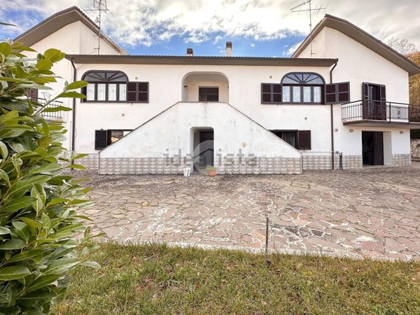 casa indipendente in vendita a L'Aquila in zona Genzano