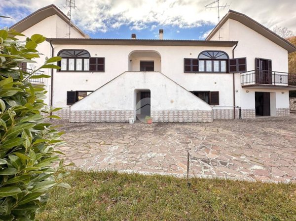 casa indipendente in vendita a L'Aquila in zona Genzano