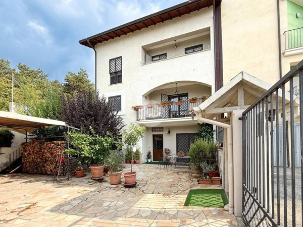 casa indipendente in vendita a L'Aquila in zona Pettino