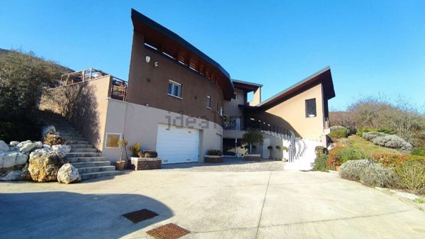 casa indipendente in vendita a L'Aquila in zona Preturo