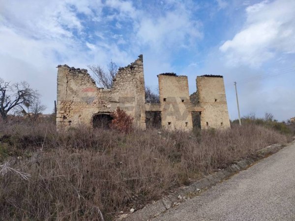 casa indipendente in vendita a L'Aquila in zona San Sisto