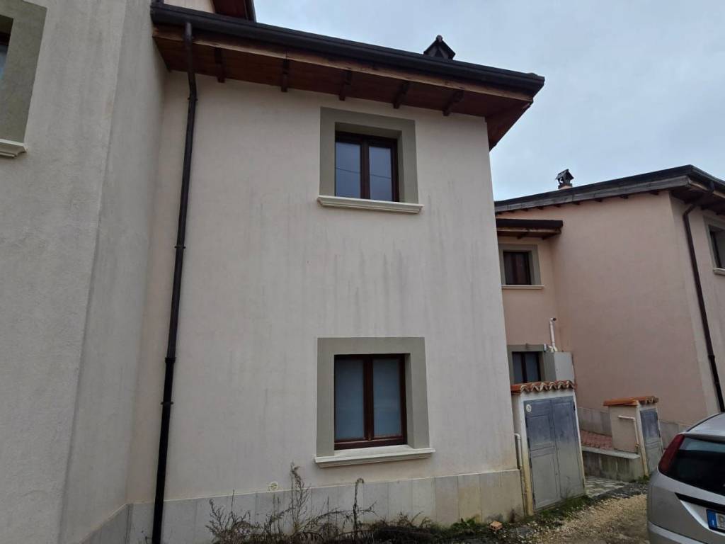 casa indipendente in vendita a L'Aquila in zona Poggio di Roio