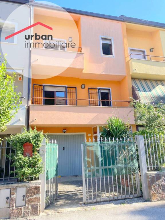 casa indipendente in vendita a L'Aquila in zona Palombara