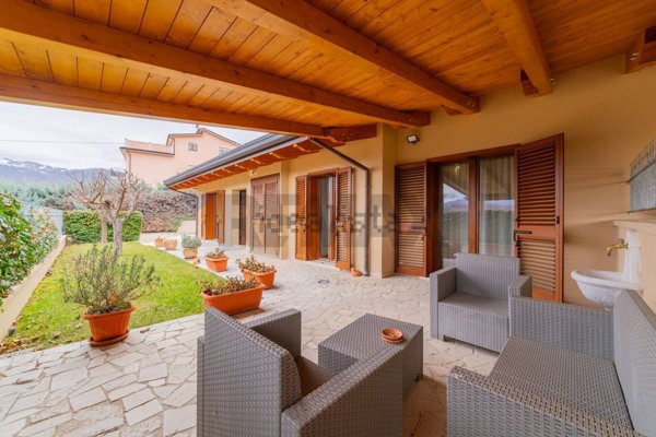 casa indipendente in vendita a L'Aquila in zona Centro Città