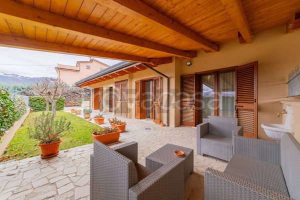 casa indipendente in vendita a L'Aquila in zona Genzano