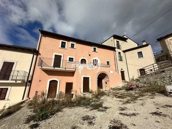 casa indipendente in vendita a L'Aquila