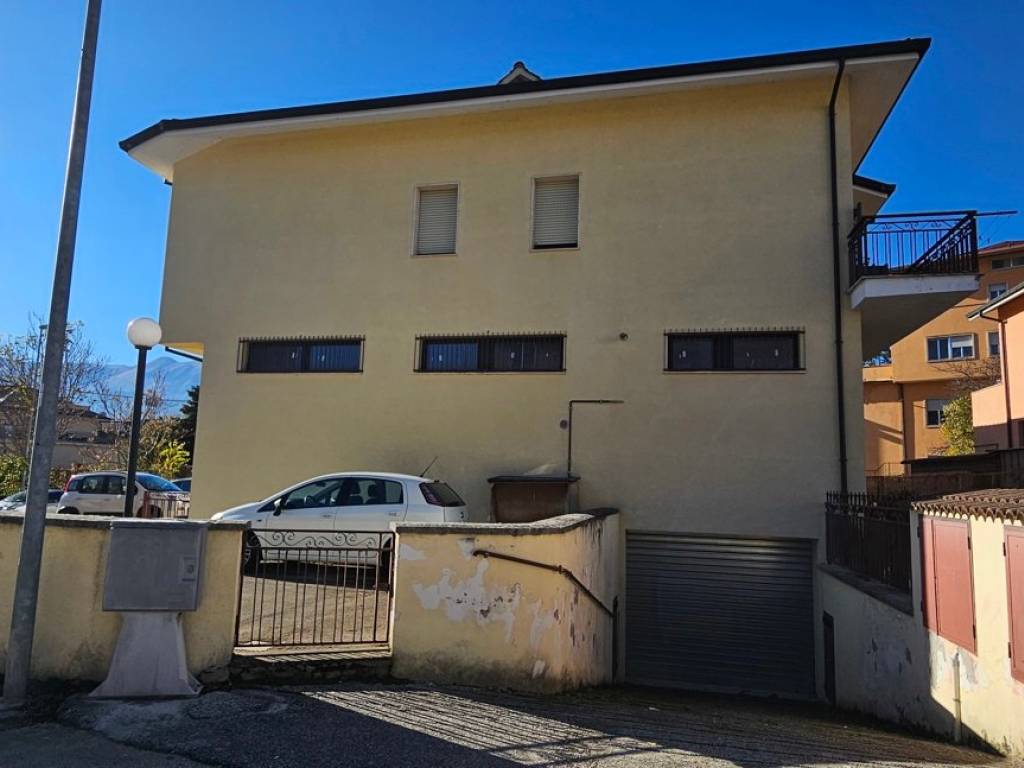 locale commerciale in vendita a L'Aquila in zona Pettino