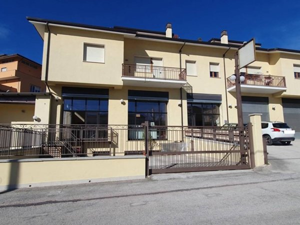 locale commerciale in vendita a L'Aquila in zona Pettino