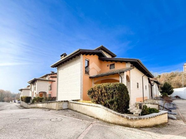 casa indipendente in vendita a L'Aquila in zona Sant'Elia