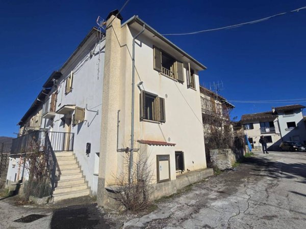 casa indipendente in vendita a L'Aquila in zona Genzano