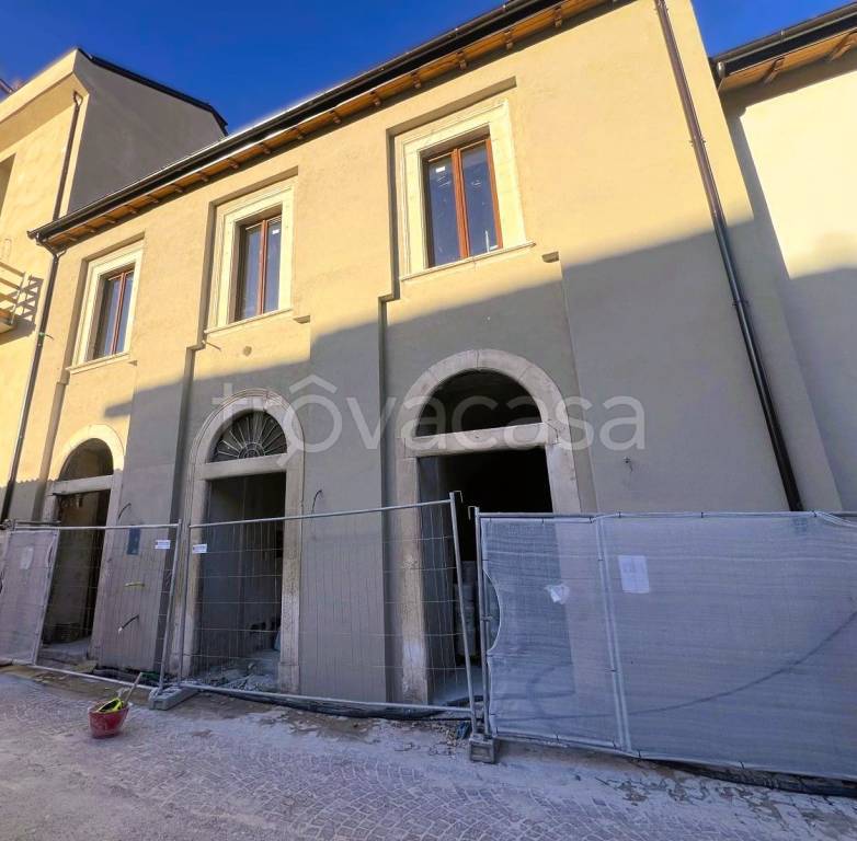 casa indipendente in vendita a L'Aquila