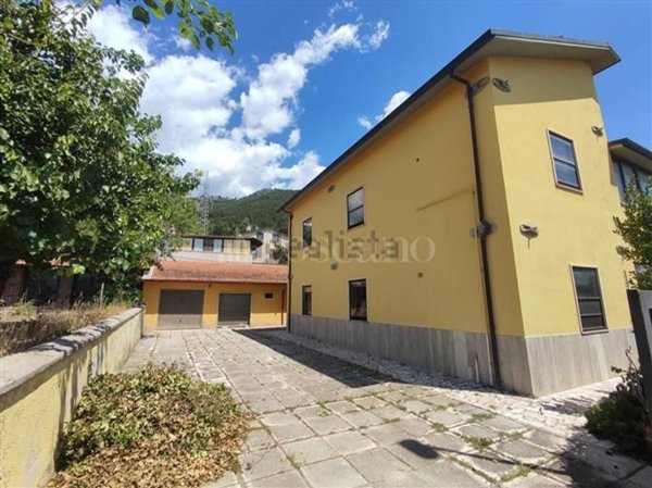 casa indipendente in vendita a L'Aquila in zona Pettino