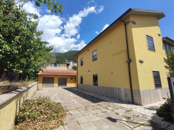 casa indipendente in vendita a L'Aquila in zona Pettino