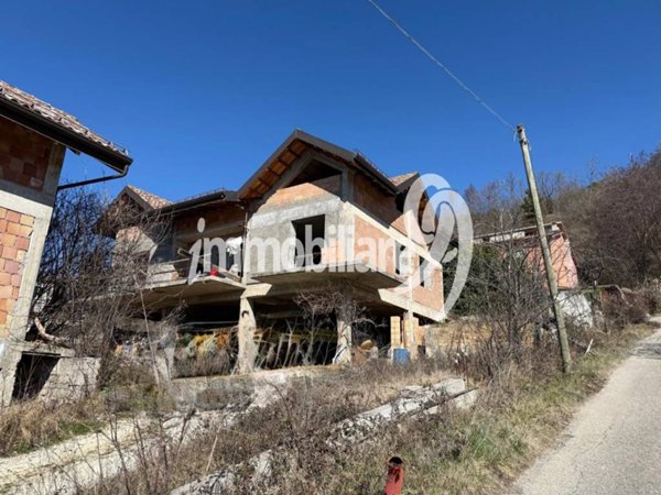 intera palazzina in vendita a L'Aquila in zona Arischia