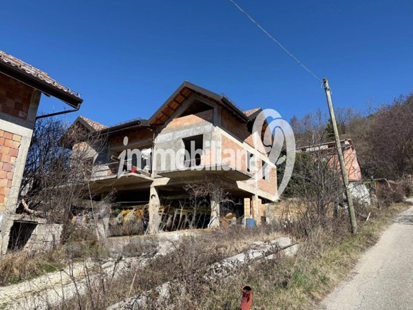 intera palazzina in vendita a L'Aquila in zona Arischia