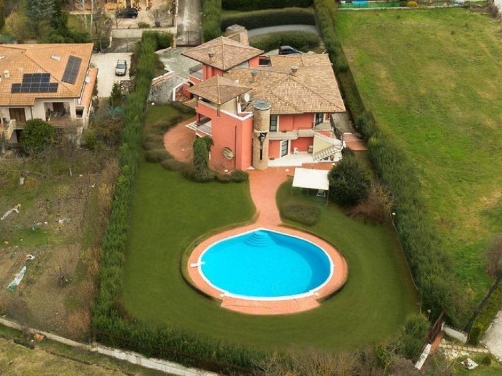 casa indipendente in vendita a L'Aquila in zona Pianola