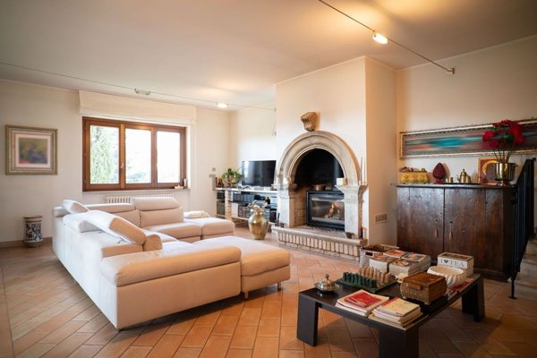 casa indipendente in vendita a L'Aquila