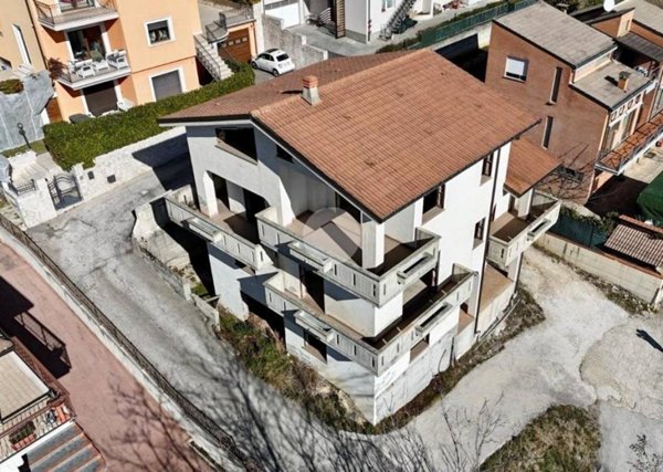 casa indipendente in vendita a L'Aquila in zona Centro Città
