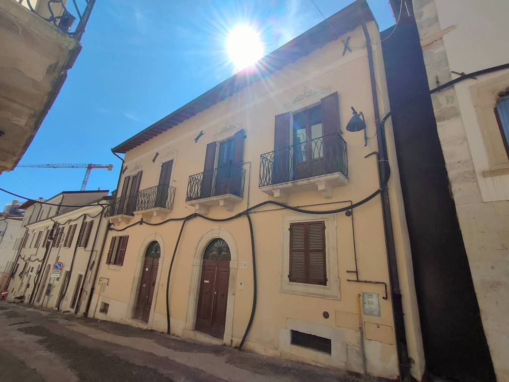 casa indipendente in vendita a L'Aquila in zona Centro Città