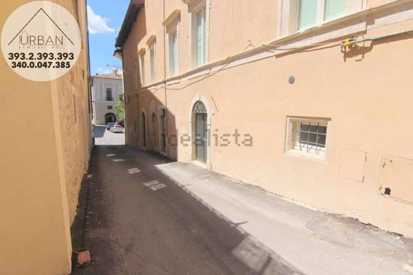 locale commerciale in vendita a L'Aquila in zona Centro Città