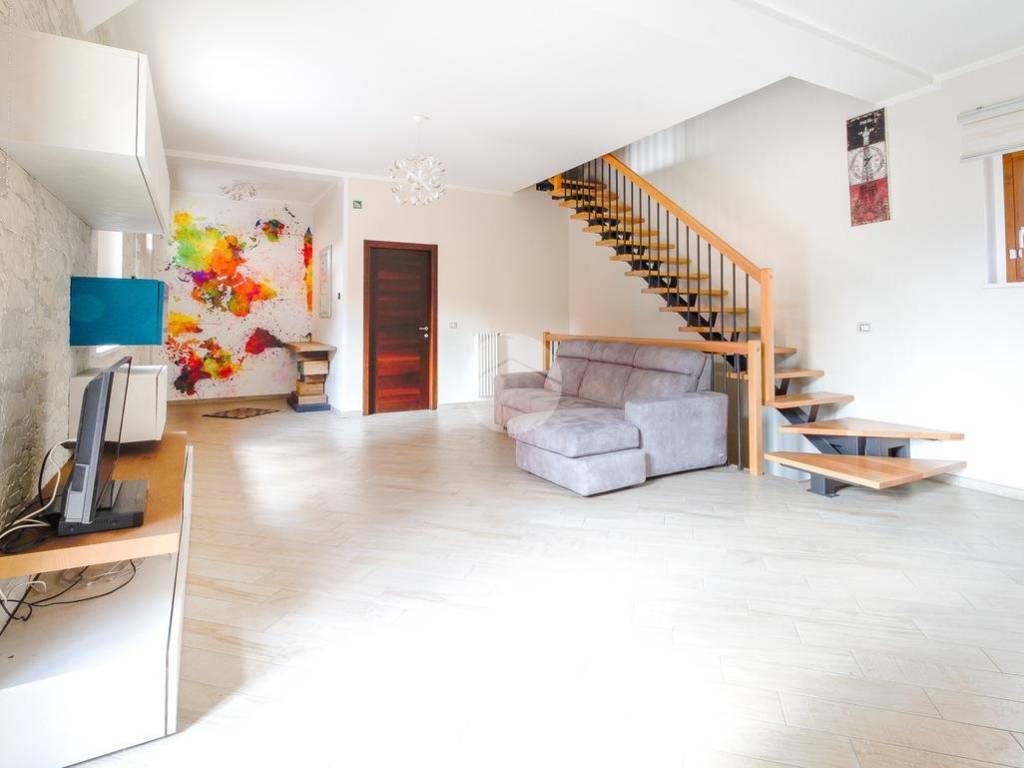 casa indipendente in vendita a L'Aquila in zona Pettino