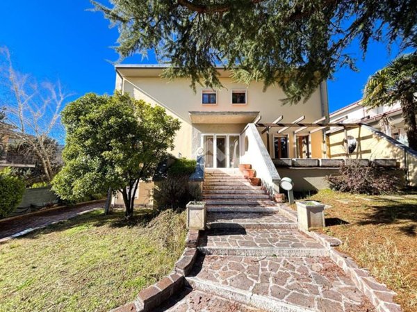 casa indipendente in vendita a L'Aquila in zona Palombara
