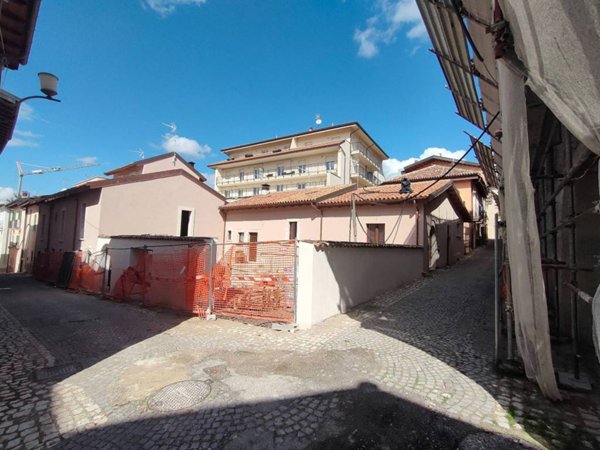 casa indipendente in vendita a L'Aquila in zona Centro Città