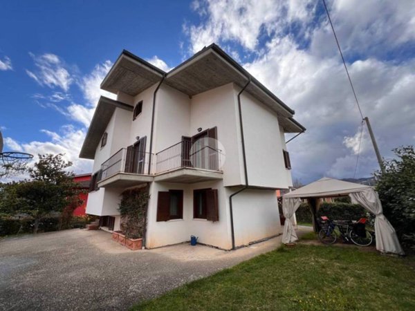 casa indipendente in vendita a L'Aquila in zona Monticchio/frazione Bagno