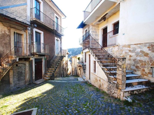 casa indipendente in vendita a L'Aquila in zona Assergi