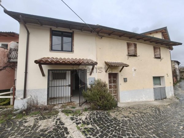 casa indipendente in vendita a L'Aquila in zona Colle di Roio