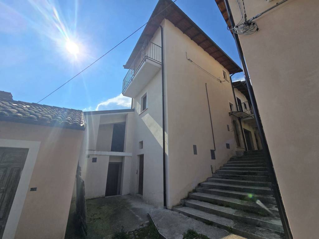 casa indipendente in vendita a L'Aquila in zona Monticchio/frazione Bagno