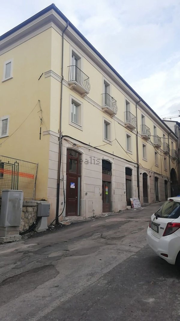 locale commerciale in vendita a L'Aquila in zona Centro Città