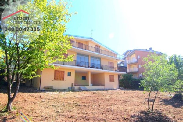 casa indipendente in vendita a L'Aquila in zona Pettino