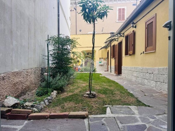 casa indipendente in vendita a L'Aquila in zona Centro Città