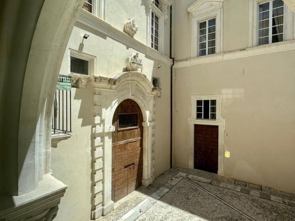 intera palazzina in vendita a L'Aquila in zona Centro Città