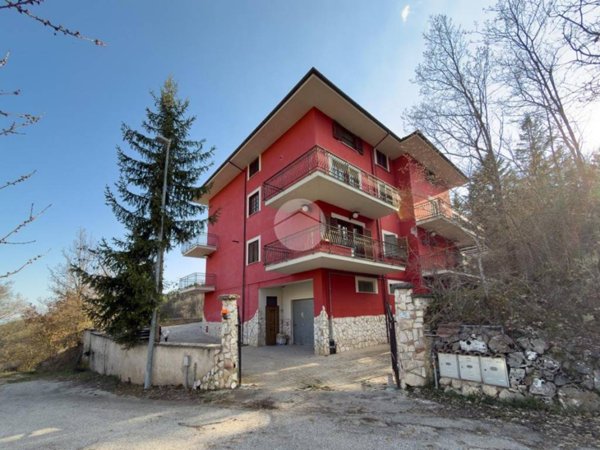 casa indipendente in vendita a L'Aquila in zona Collebrincioni
