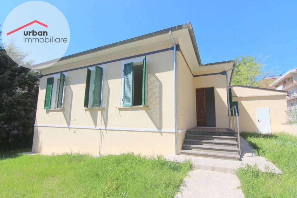 casa indipendente in vendita a L'Aquila in zona Centro Città