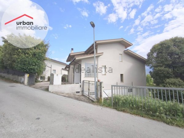 casa indipendente in vendita a L'Aquila in zona Sant'Elia