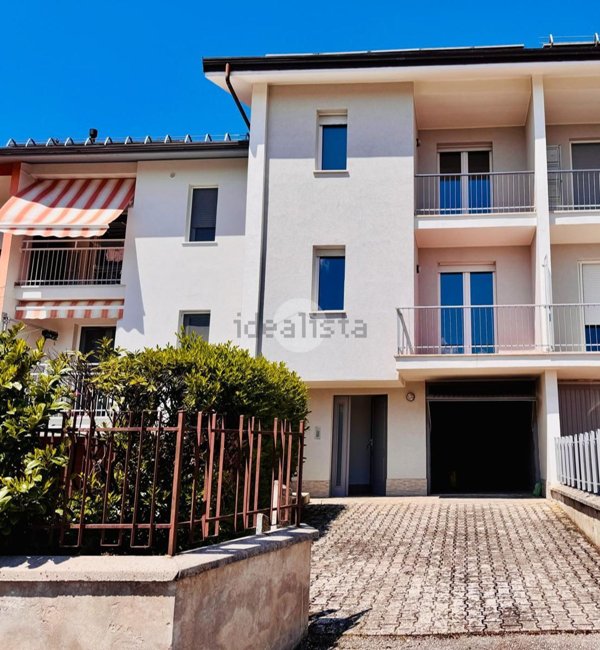 casa indipendente in vendita a L'Aquila