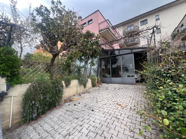 casa indipendente in vendita a L'Aquila in zona San Sisto