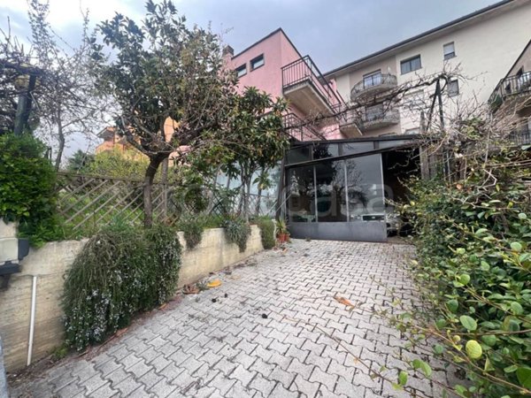 casa indipendente in vendita a L'Aquila in zona San Sisto